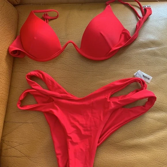 Bikinis - Picture 12 of 16